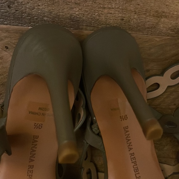 Size 9.5 Banana Republic Laser-Cut High Heel Sandal Olive Green Strappy sandals - Picture 5 of 7